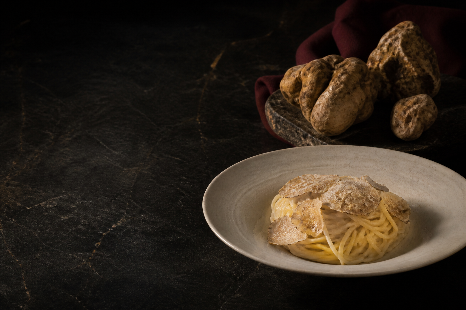 Weiße Trüffel aus dem Piemont und Tagliolini mit frisch gehobeltem Trüffel